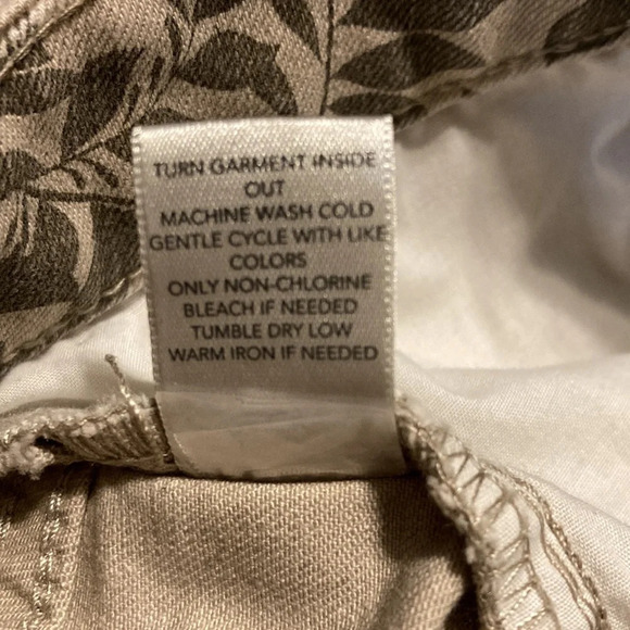 NWOT Christopher & Banks neutral leaf patterned denim capris 4P - Picture 11 of 15